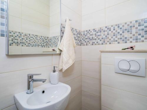 ein weißes Badezimmer mit Waschbecken und Spiegel in der Unterkunft Villa Ro-Ma - Three Bedroom Villa with Terrace and Sea View in Slano