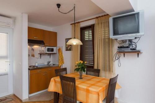 Apartments Milanovi - Premium Studio Apartment with Terrace and Garden View