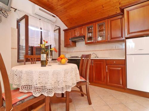 Η κουζίνα ή μικρή κουζίνα στο Apartments Peselj-Studio Apartment with Balcony and Sea View 1