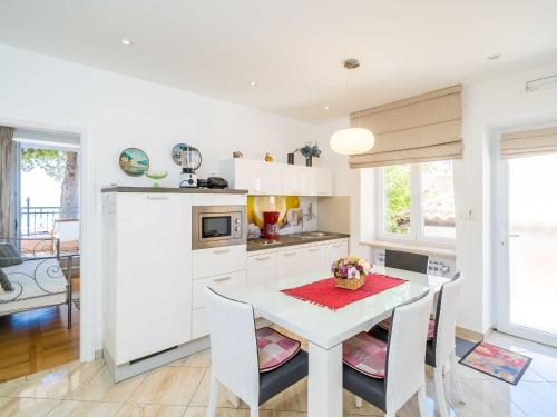 Apartment Villa Palma- Two Bedroom Apartment with Terrace and Sea View Apartman 4