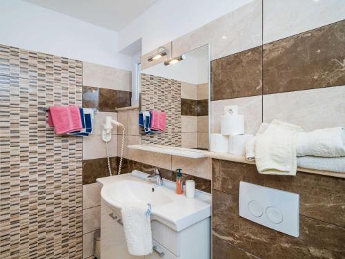 Apartment Villa Palma- Two Bedroom Apartment with Terrace and Sea View Apartman 4