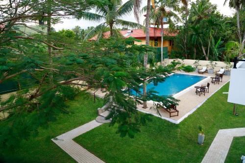 Vista sulla piscina di Tranquil Negombo Boutique o su una piscina nei dintorni