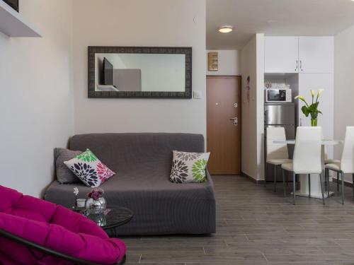 Apartment South Side - Studio Apartment with City View