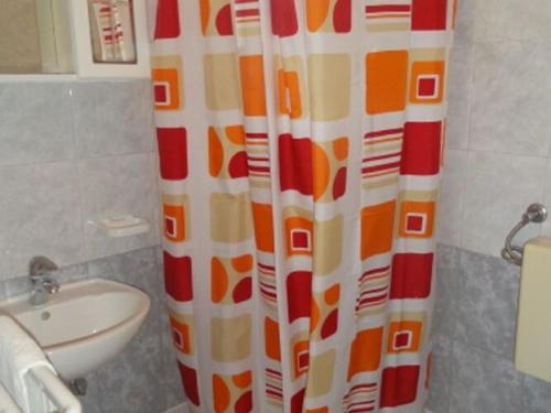 une salle de bain avec un rideau de douche et un lavabo dans l'établissement Apartments Villa Dinga - Borak - Comfort One Bedroom Apartment with Balcony and Sea View No 4, à Potomje