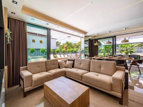 Villa Alpha - Four Bedroom Villa with Swimming Pool