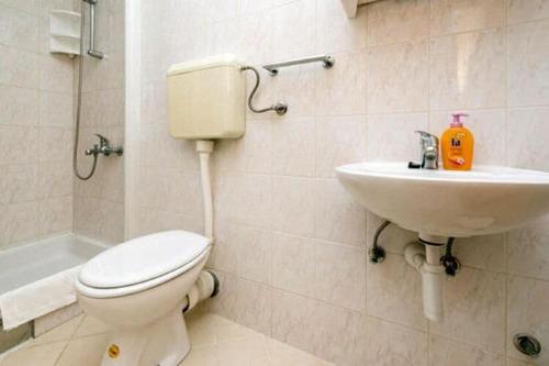 Guest House Fontana - Two Bedroom Apartment with Terrace and Sea View