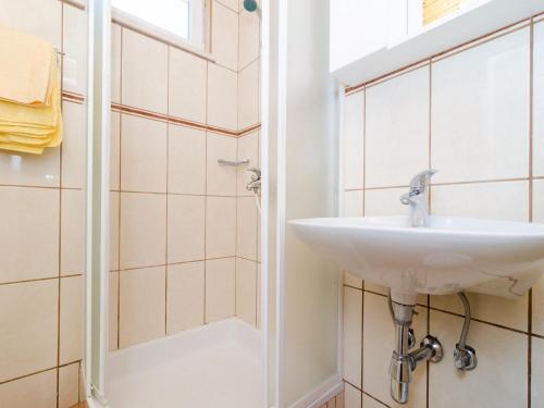 ein Badezimmer mit Waschbecken und Dusche in der Unterkunft Holiday Home Ma us-One Bedroom Apartment with Balcony in Koločep