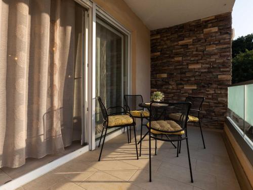 Apartment Why Not - Two Bedroom Apartment with Balcony