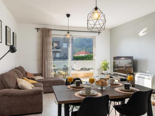 Apartment Why Not - Two Bedroom Apartment with Balcony