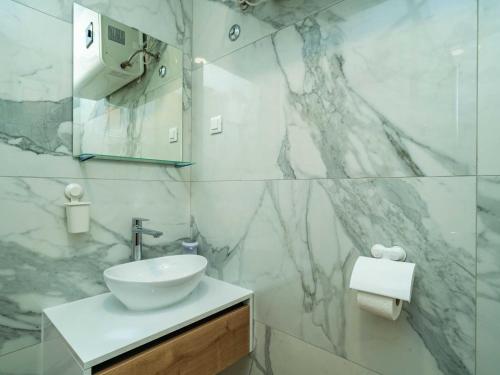 Apartment & Rooms Papa - Superior Double or Twin Room with Balcony and Partial Sea View Soba 1