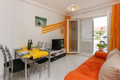 Apartments Pojko - One-Bedroom Apartment with Terrace Yellow
