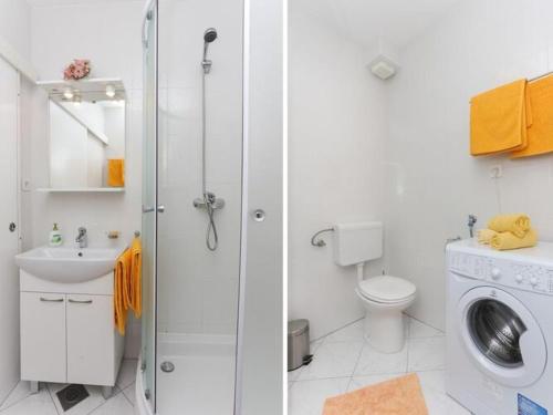Apartments Pojko - One-Bedroom Apartment with Terrace Yellow في دوبروفنيك: حمام مع دش وغسالة ملابس