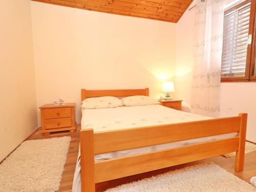 Ένα ή περισσότερα κρεβάτια σε δωμάτιο στο Apartments Peselj-One Bedroom Apartment with Balcony and Sea View 2