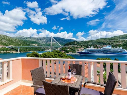Guest House Avdic - Superior Studio Apartment with Balcony and Sea View