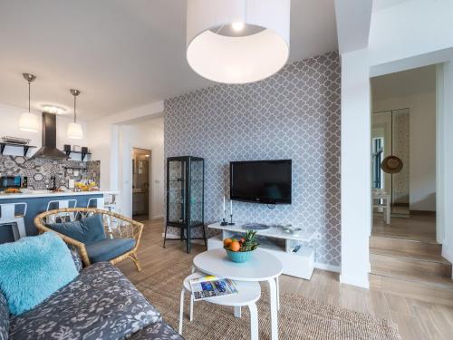 Apartments Maris-Two Bedroom Apartment with Terrace and Sea View-address Plat 21