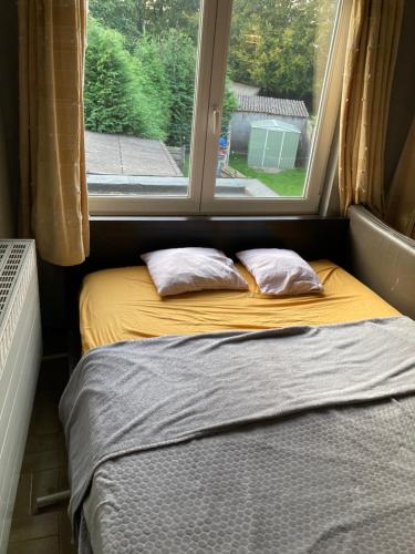 Postel nebo postele na pokoji v ubytování Gezellige studio in centrum Mol