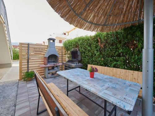 Apartments Vujina - Premium Studio Apartment with Terrace 1 Petra