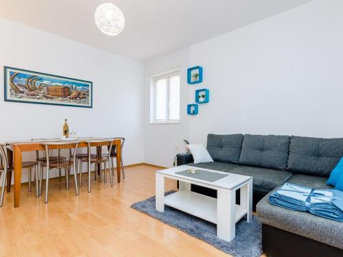 Apartment Antej - One Bedroom Apartment with Terrace and City View