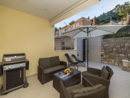 a living room with a barbecue and a grill at Apartments Ema-Two Bedroom Apartment with Sea View Perla in Rogotin