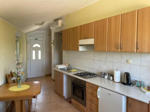 une cuisine avec des armoires en bois et un comptoir dans l'établissement Apartment Luka - One Bedroom Apartment with Balcony and Sea View, à Šibenik