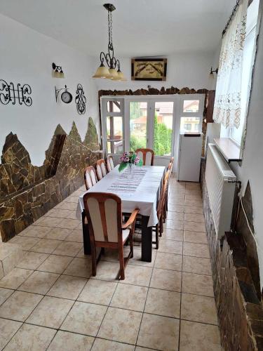a dining room with a table and chairs at Pensiunea Flori in Vaţa de Jos