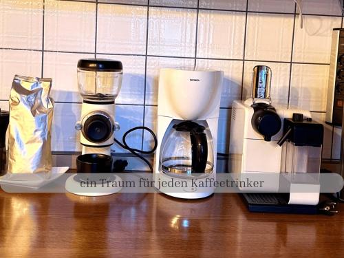 a coffeemaker and a coffee maker on a counter at Lodge of Africa - einzigartige Themenzimmer, eingezäunten Garten, Sauna, Whirlpool & Kamin, Hunde willkommen, Gasgrill, voll ausgestattete Küche, großer Essbereich, Hamburg & Stade in der Nähe in Hollernstraße