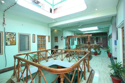 Habitación con balcón con barandillas de madera. en Super Collection-O Sara Grand Near Ram Manohar Lohia hospital, en Lucknow