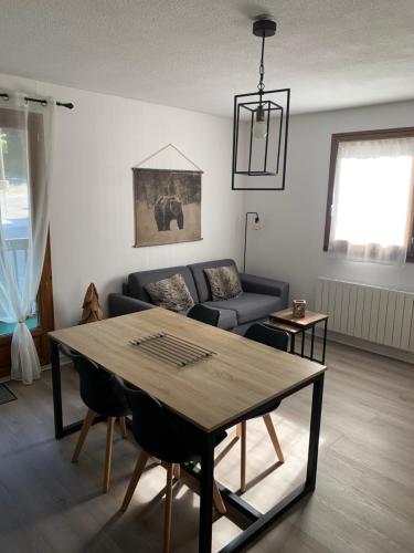 un salon avec une table et un canapé dans l'établissement Appartement au pied des télécabines Res La Soulan, à Luchon