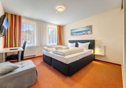 Postel nebo postele na pokoji v ubytování Ferienhaus Meinholdstraße 46 2 mit 5 Schlafzimmern, Privater Sauna, Kamin, ca 500m vom Strand