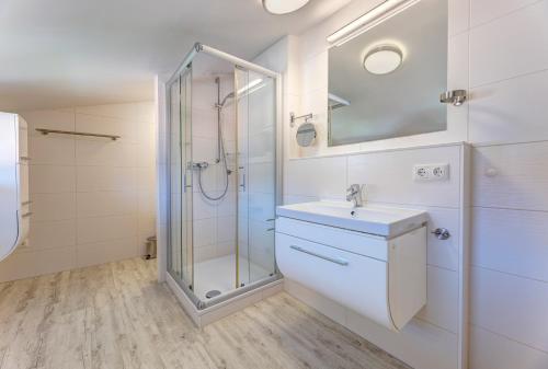 Koupelna v ubytování Ferienhaus Meinholdstraße 46 2 mit 5 Schlafzimmern, Privater Sauna, Kamin, ca 500m vom Strand