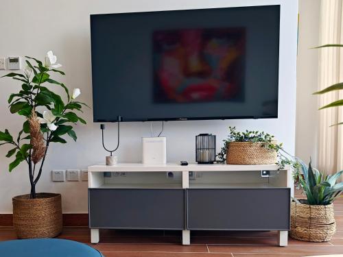 a living room with a tv on top of a dresser at Seascape 19 in Mellieħa