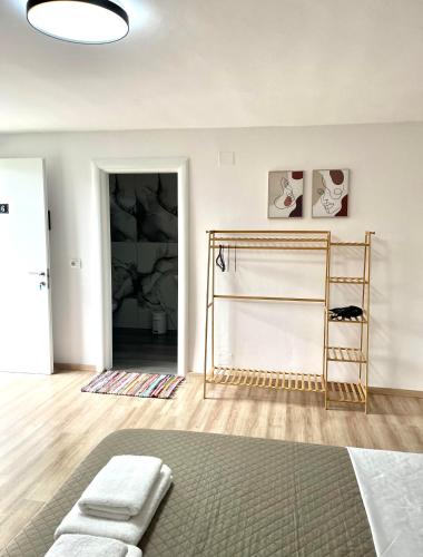 Ein Bett oder Betten in einem Zimmer der Unterkunft Honey Hill Villa