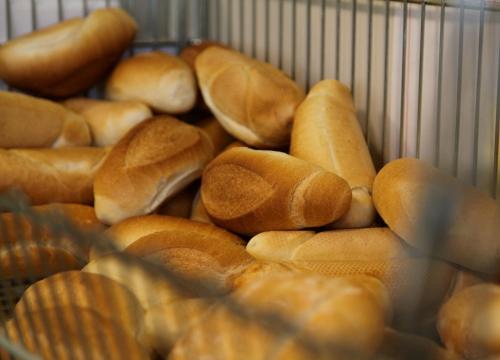 a pile of bagels sitting in a machine at Campeggio Europa Silvella in San Felice del Benaco