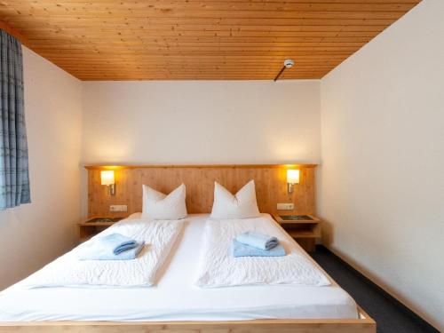 Un dormitorio con dos camas con toallas encima. en Apartment in Gaschurn near Silvretta Nova, en Gaschurn