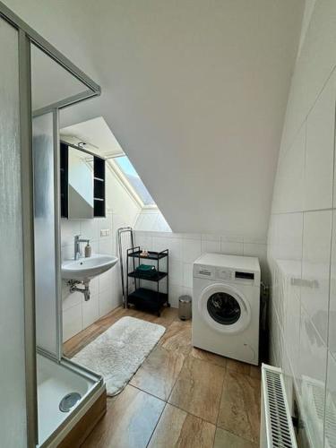 Kúpeľňa v ubytovaní Helle Dachgeschosswohnung im Zentrum
