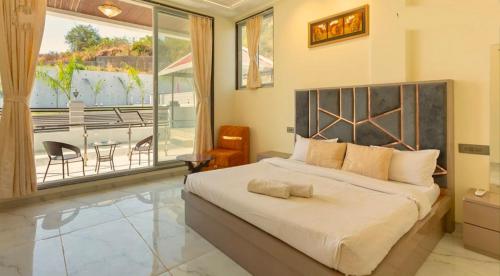 Un pat sau paturi într-o cameră la TKB Villa & Resort