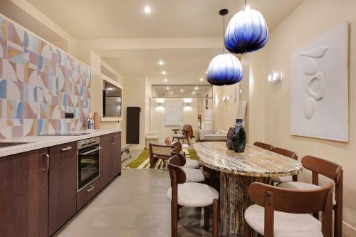 une cuisine et une salle à manger avec une table et des chaises dans l'établissement Exceptional apartment - 4BR-8P- Le Marais, à Paris