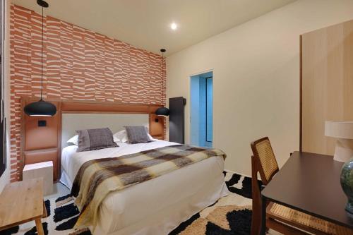 une chambre avec un lit, une table et un bureau dans l'établissement Exceptional apartment - 4BR-8P- Le Marais, à Paris