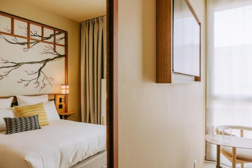 a bedroom with a bed and a mirror at Sangha Toulouse in Toulouse