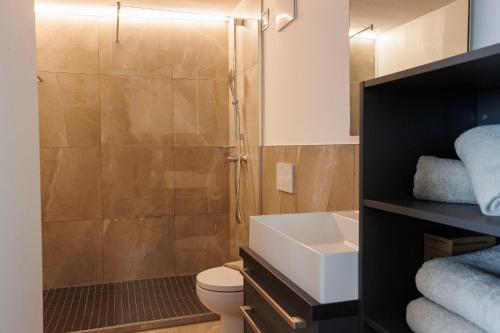 Ένα μπάνιο στο Innside Apartments