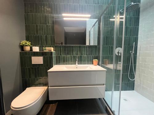 une salle de bain avec un lavabo, des toilettes et un miroir dans l'établissement Saint Jacques Luxembourg, à Paris