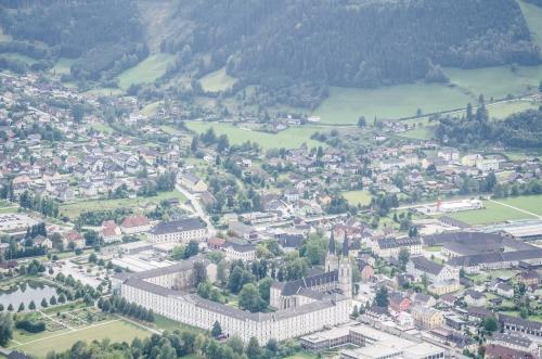 an aerial view of a city with buildings and trees at Ferienwohnung am Sonnenweg in Admont
