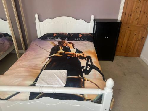 a bed with a picture of a couple kissing at Balfour House in Leicester