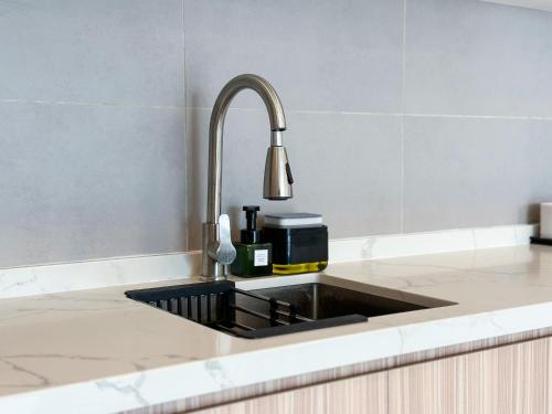 un bancone da cucina con un lavello con un elettrodomestico da cucina di 2B2B Cozy - 5 min to PWTC - Sentul KL a Kuala Lumpur