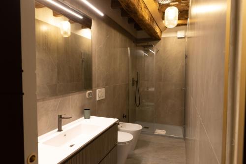 a bathroom with a sink and a toilet and a shower at LE RÊVE DE NAIM Roma in Rome