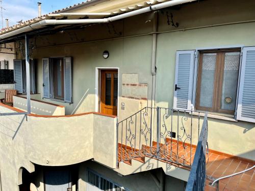 a house with a balcony with a staircase at Il Terrazzino in Casale Monferrato