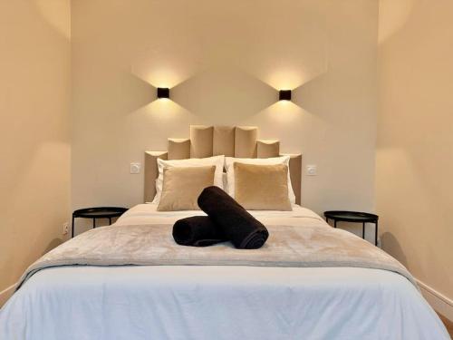 une chambre avec un lit blanc avec deux oreillers dans l'établissement L'Orchidée - Netflix - Wi-Fi - Proche Centre, à Troyes