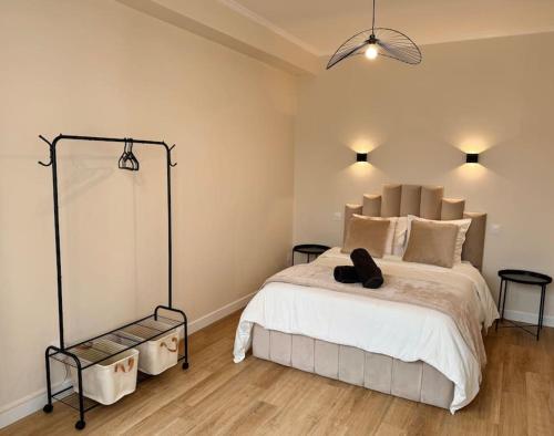 - une chambre avec un grand lit et 2 tables dans l'établissement L'Orchidée - Netflix - Wi-Fi - Proche Centre, à Troyes