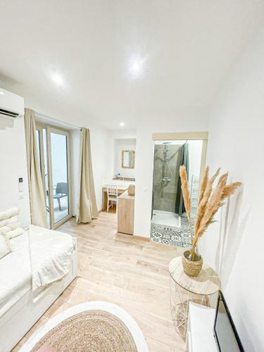 - un salon avec un lit et une cheminée dans l'établissement Cosy Sun - 1CH - avec patio privatif, à Pau