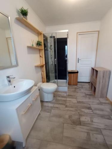 une salle de bain avec toilettes et lavabo dans l'établissement Maison de campagne avec cour, à Sées